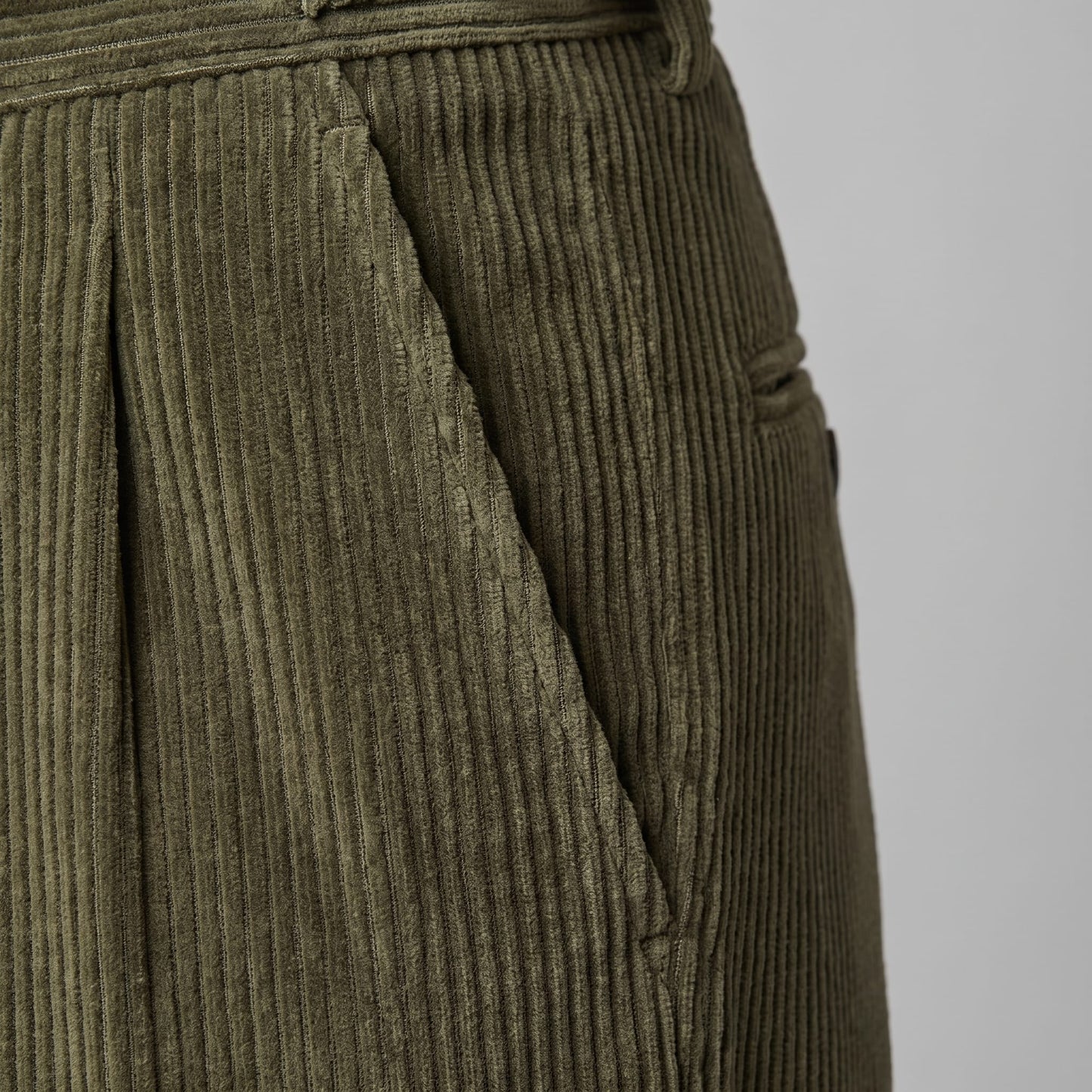 Herren Cordhose mit Bundfalten und Aufschlag | Vitus_23