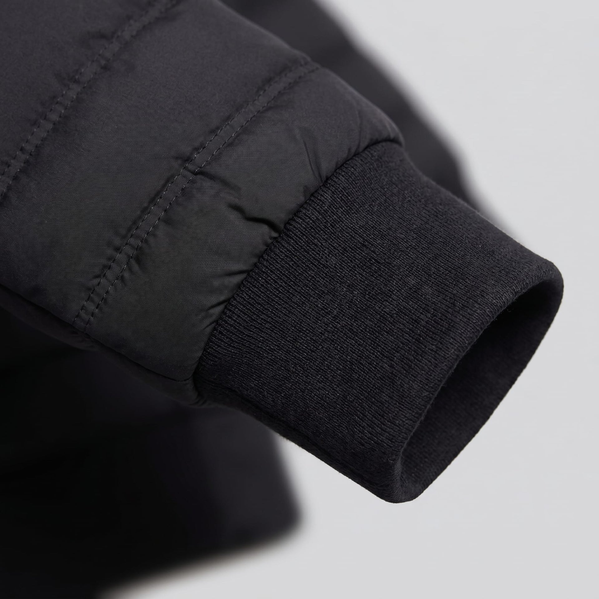 Herren Steppjacke mit Strickärmeln und Kapuze | Wieland